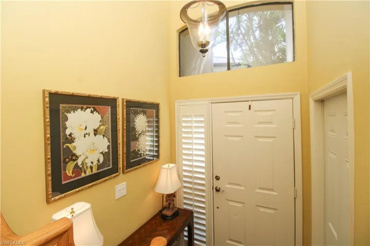 172  Vintage  CIR, Naples, FL 34119