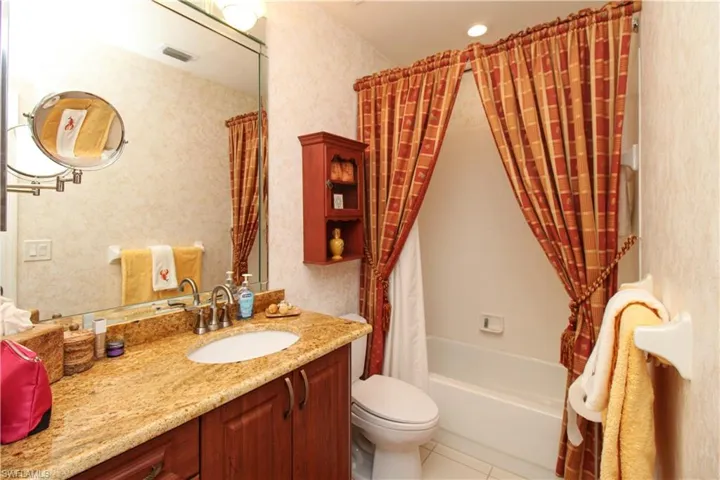 172  Vintage  CIR, Naples, FL 34119