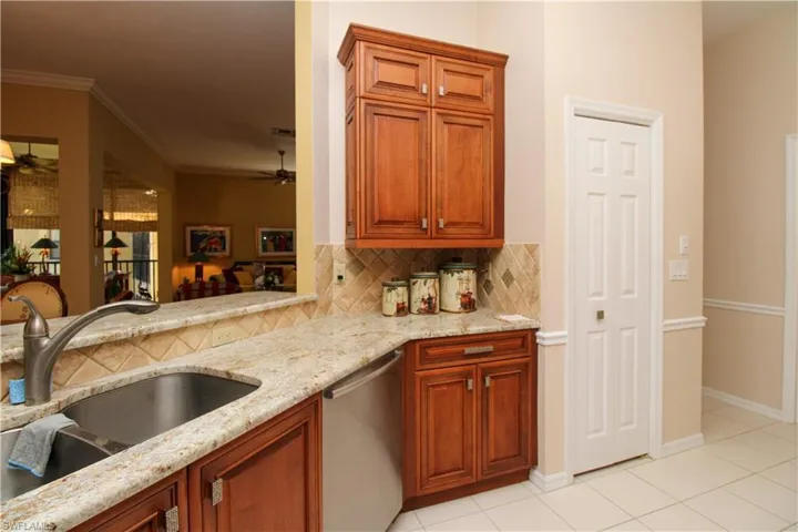 172  Vintage  CIR, Naples, FL 34119