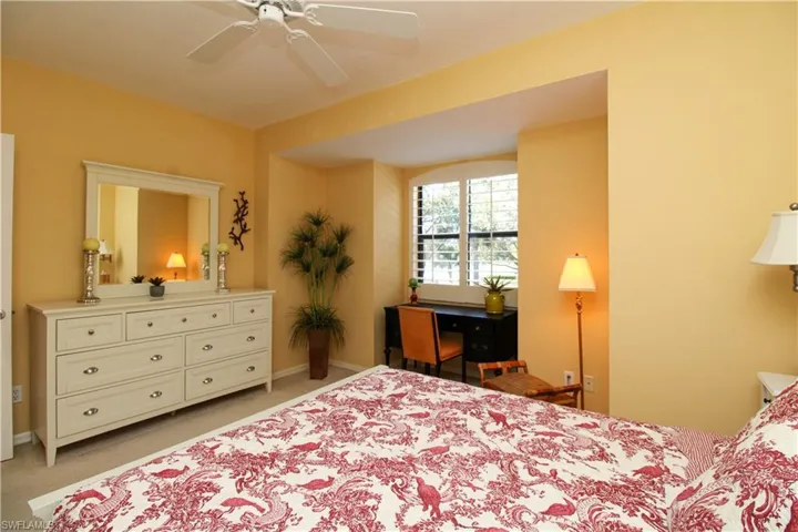 172  Vintage  CIR, Naples, FL 34119