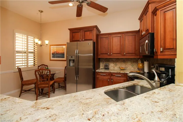 172  Vintage  CIR, Naples, FL 34119