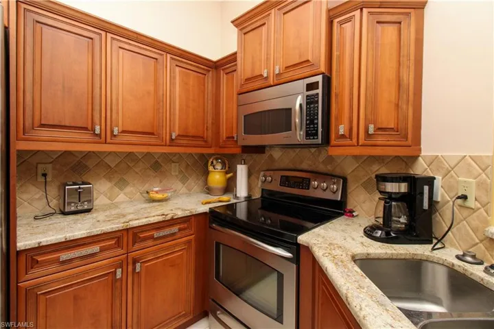172  Vintage  CIR, Naples, FL 34119