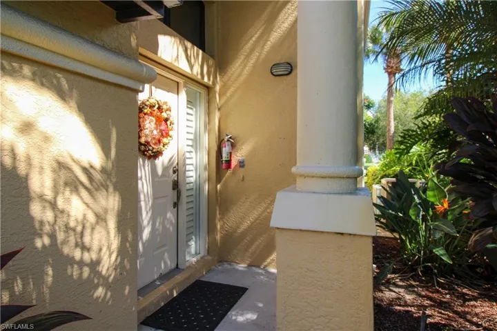 172  Vintage  CIR, Naples, FL 34119
