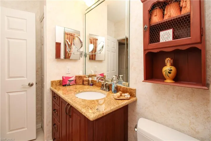 172  Vintage  CIR, Naples, FL 34119
