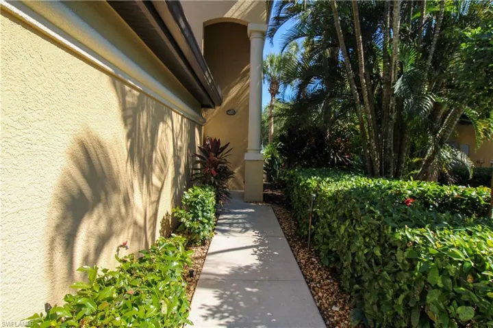 172  Vintage  CIR, Naples, FL 34119