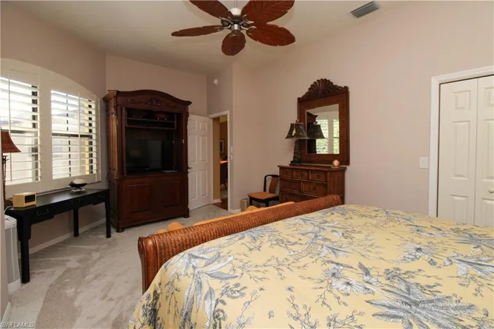 172  Vintage  CIR, Naples, FL 34119