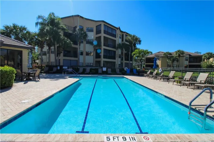 172  Vintage  CIR, Naples, FL 34119