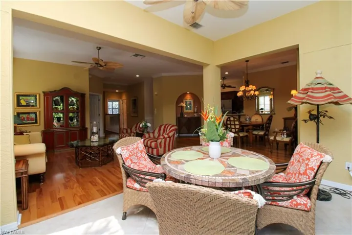 172  Vintage  CIR, Naples, FL 34119