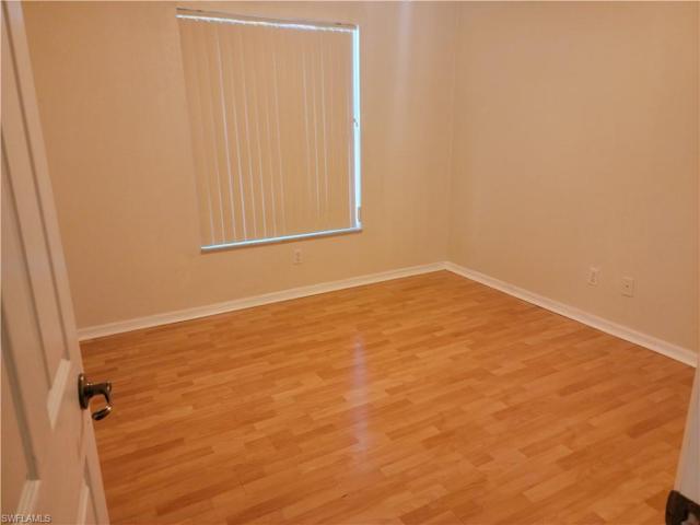 Guestroom 1 wood lam