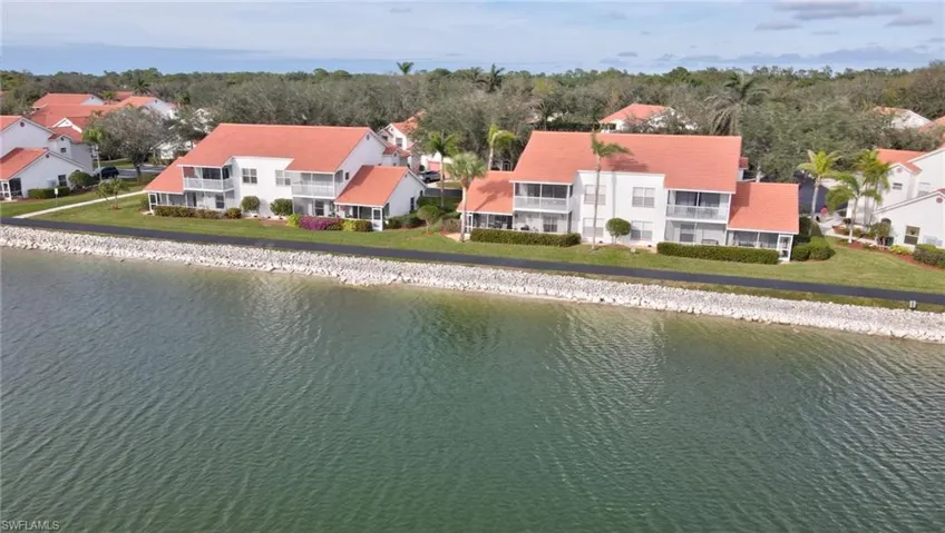 555  Windsor  SQ, Naples, FL 34104