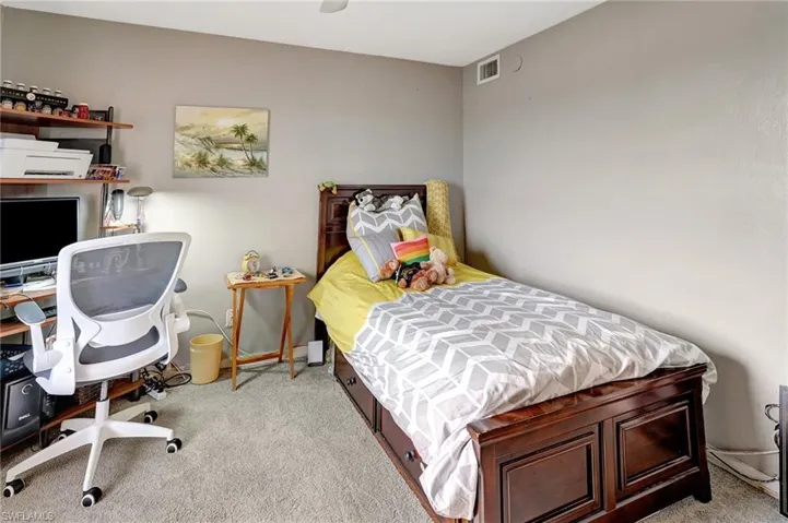 555  Windsor  SQ, Naples, FL 34104