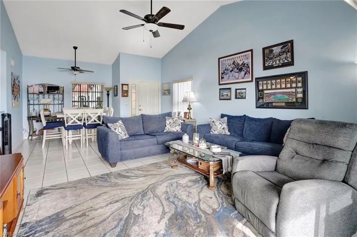 555  Windsor  SQ, Naples, FL 34104