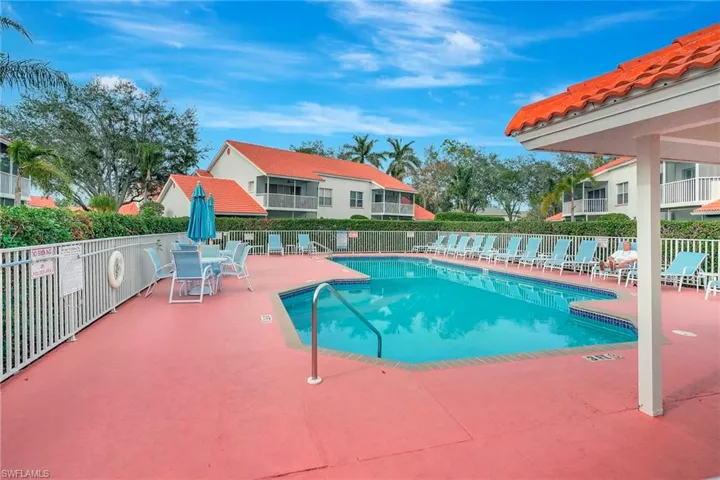555  Windsor  SQ, Naples, FL 34104