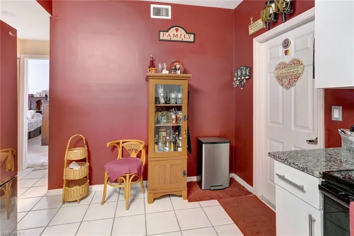 555  Windsor  SQ, Naples, FL 34104
