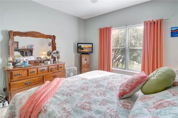 555  Windsor  SQ, Naples, FL 34104