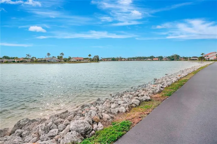 555  Windsor  SQ, Naples, FL 34104