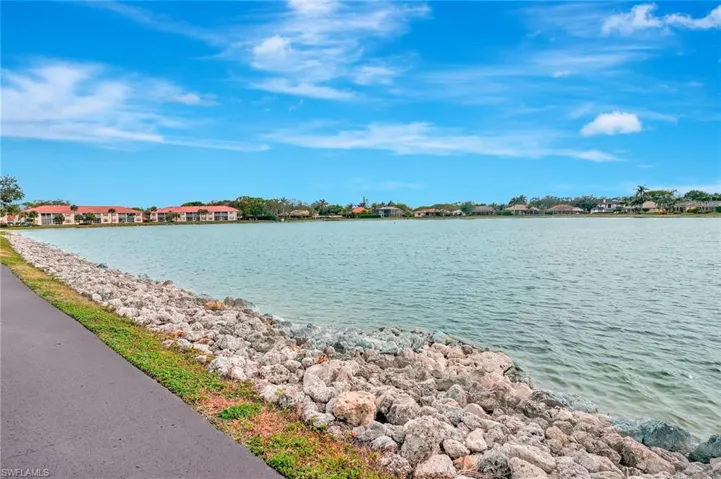 555  Windsor  SQ, Naples, FL 34104