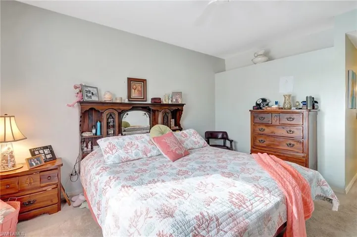 555  Windsor  SQ, Naples, FL 34104