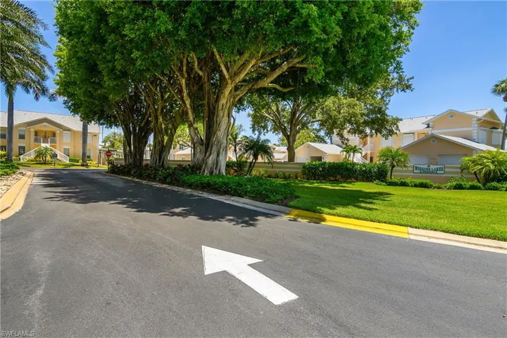 773  Wiggins Lake  DR, Naples, FL 34110