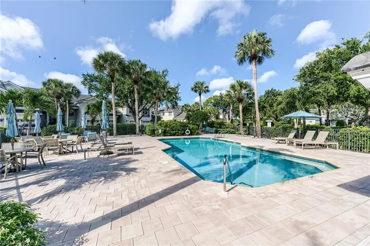 2070  Aberdeen  LN, Naples, FL 34109