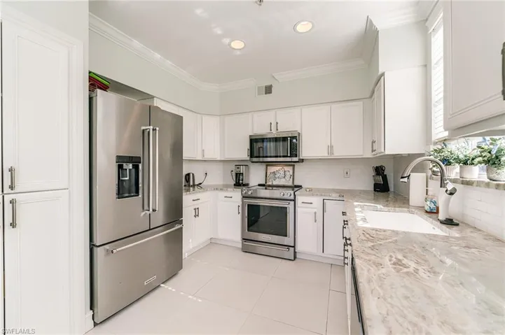 2070 Aberdeen Ln 101, Naples, Florida 34109