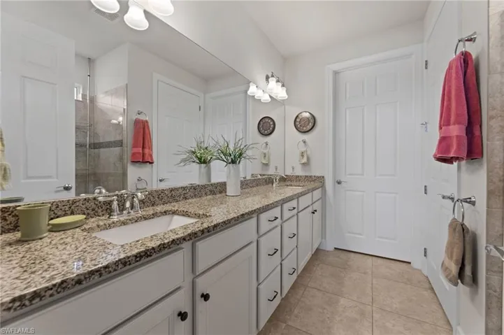 Master bath w/dual sinks