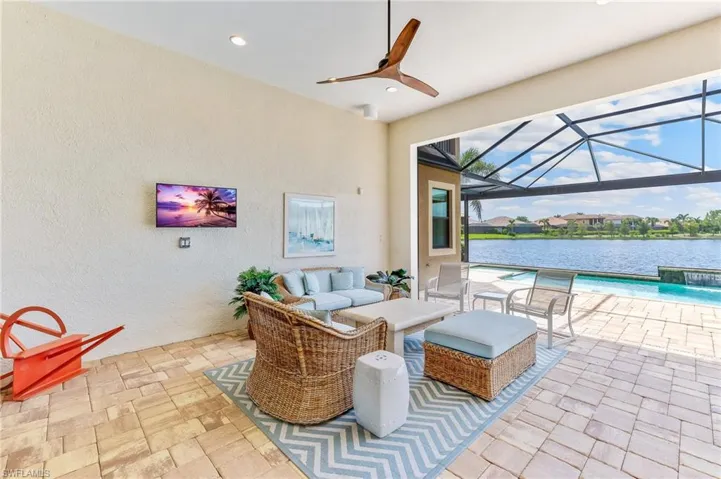 Separate sitting area on lanai