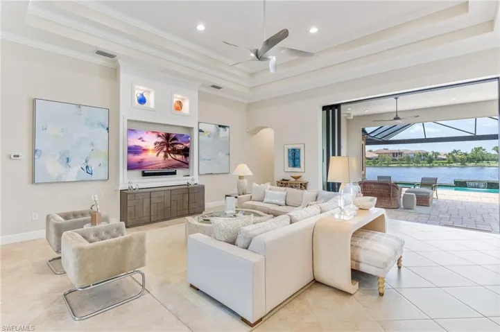 Living area-great architectural detail