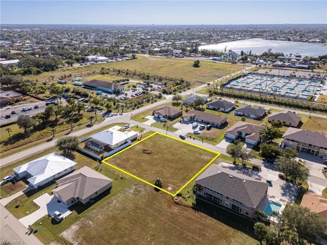 4 lot site, Lake Kennedy Community Park to the left, Lake Kennedy Racquet Club & Lake Kennedy only a few blocks away
