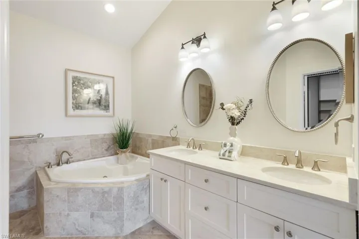 Dual vanities, large open space -- preparing for the day ahead will be a pleasure! Plenty of room for two!