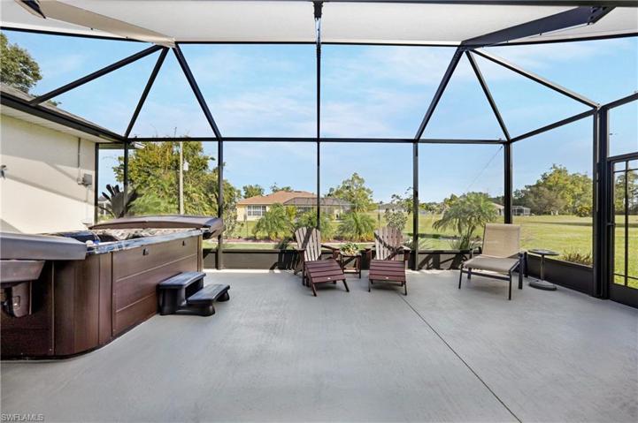 SPACIOUS SCREENED ROOM WITH CATALINA SPA