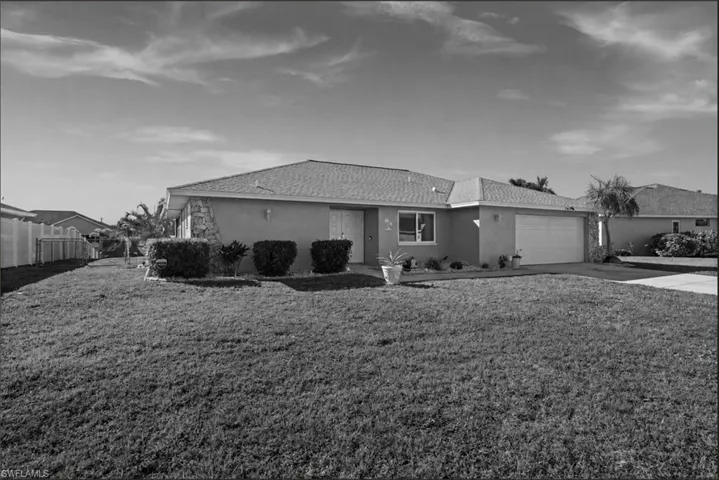 Welcome to 250 SW 37th Terrace. Imagine it in any color you would like!!
