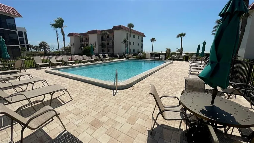 Large_pool_with_expansive_deck