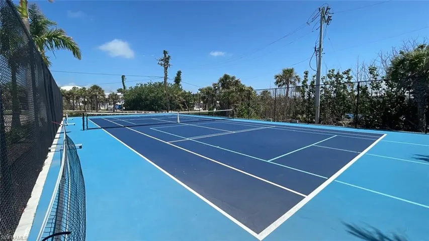 Tennis_court_that_doubles_as_two_pickle_ball_courts