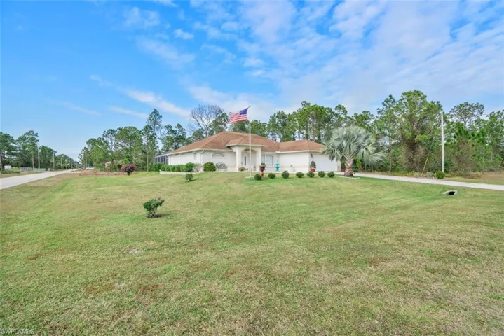 View of front of property featuring a front yard