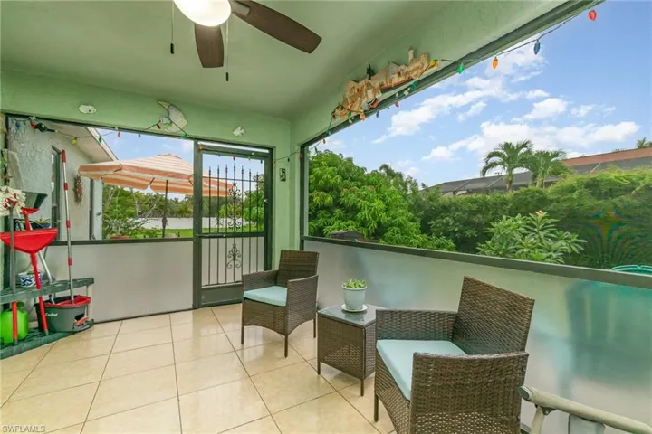 Sunroom / solarium featuring a ceiling fan