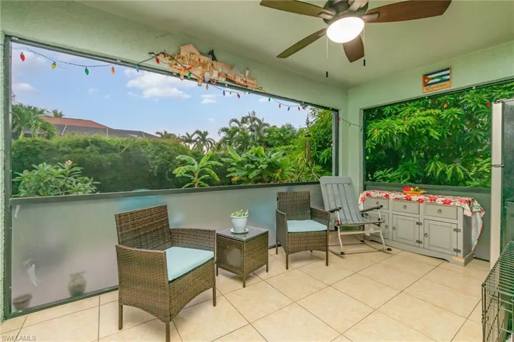 Sunroom / solarium with ceiling fan