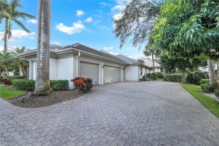 YES, a THREE car garage!!