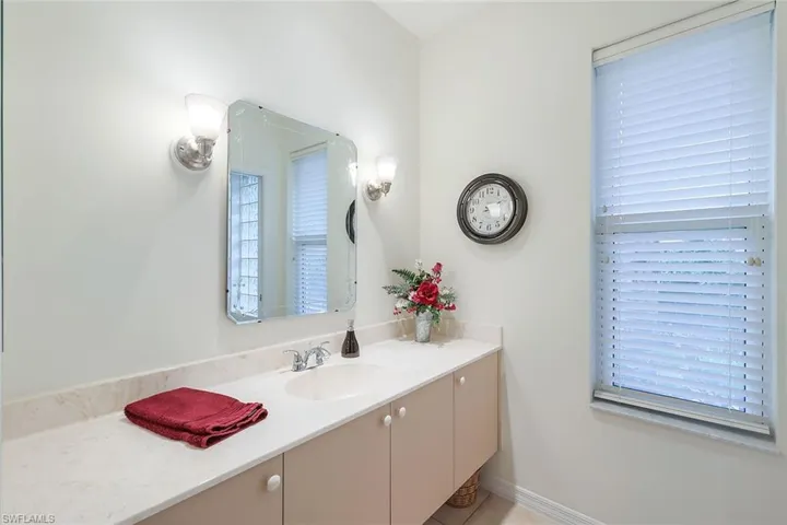 Guest ensuite bathroom.