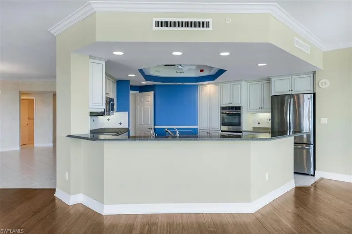Open kitchen counter to Family & living room
