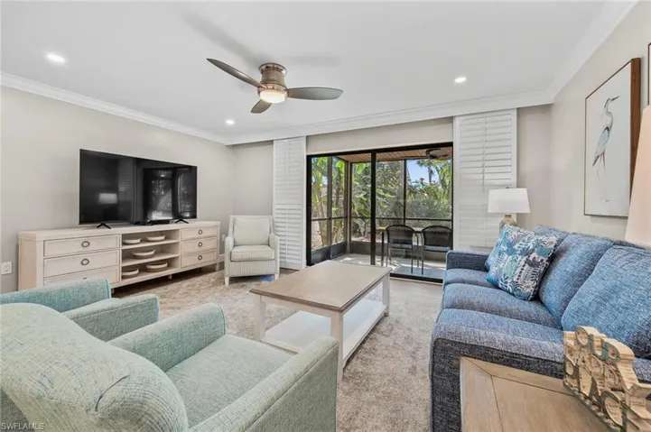 Living area with crown molding, a ceiling fan, and recessed lighting