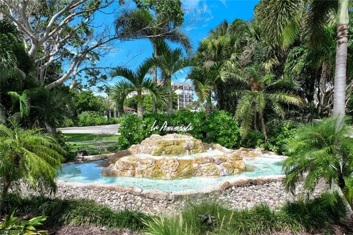 La Peninsula Entrance