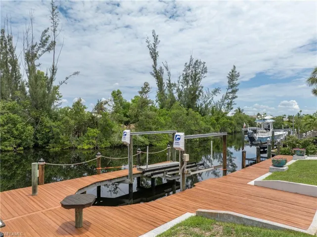 Large dock with 2 lifts