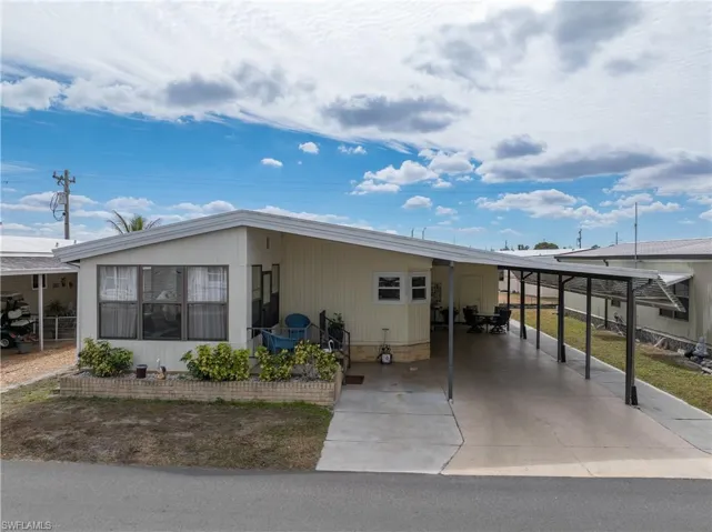 Manufactured / mobile home with a carport