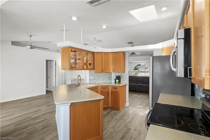 Kitchen with breakfast bar