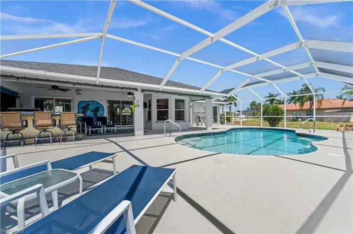 Spacious lanai with lots of under truss area