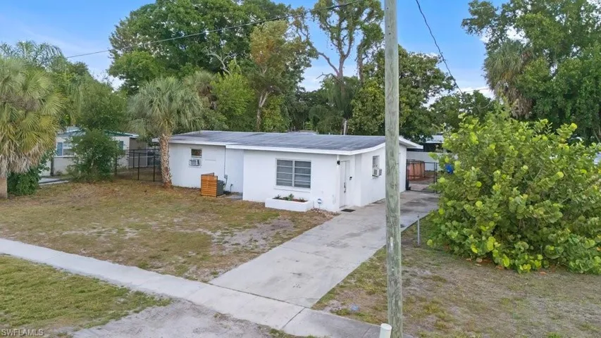912  Hibiscus  LN, North Fort Myers, FL 33903