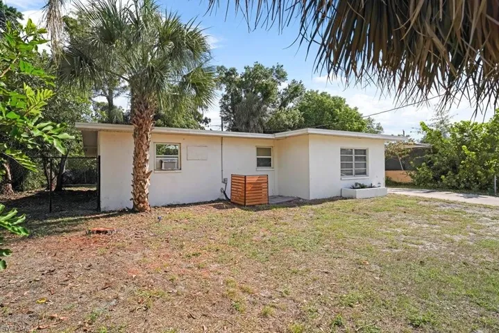 912  Hibiscus  LN, North Fort Myers, FL 33903