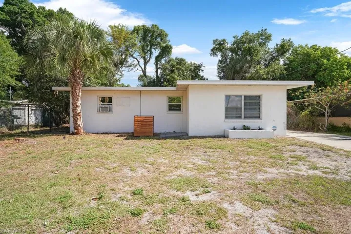 912  Hibiscus  LN, North Fort Myers, FL 33903