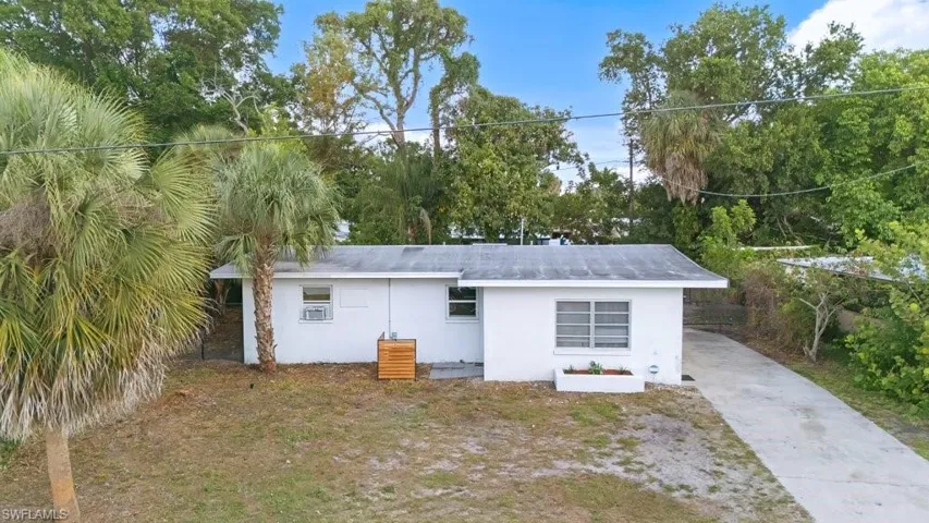 912  Hibiscus  LN, North Fort Myers, FL 33903